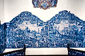 Lisbona - Il Museo Azulejos ospitato nell'ex convento Madre de Deus. Le decorazioni della scalinata principale. 